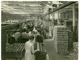 Axminster spoelinstelling, 1923 door English Photographer
